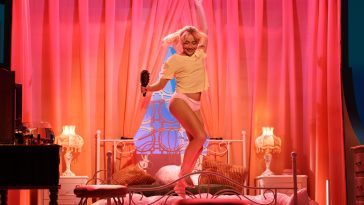 Sabrina Carpenter Performs “Manchild” and “Nobody’s Son” on Saturday Night Live: Watch