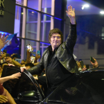 Milei suspendiĂł su regreso y pasĂł la noche en un hotel de Rosario