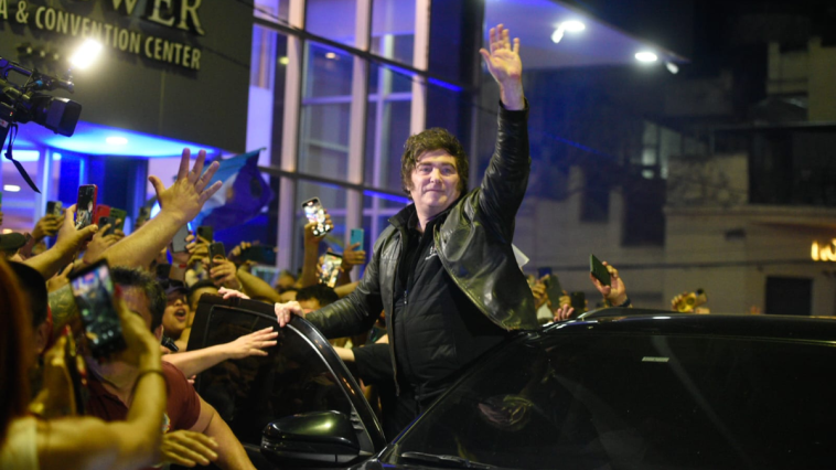 Milei suspendió su regreso y pasó la noche en un hotel de Rosario