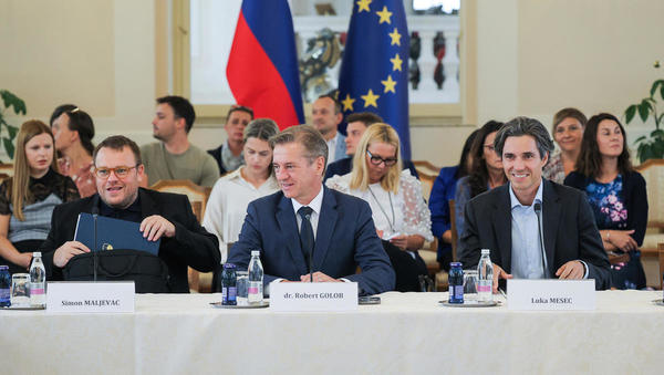 Vlada interventno rešuje svoj neizvedljivi zakon o dolgotrajni oskrbi – kaj popravljajo?