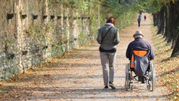 Badanti e baby sitter, firmato il rinnovo del contratto: aumenti pari a 100 euro