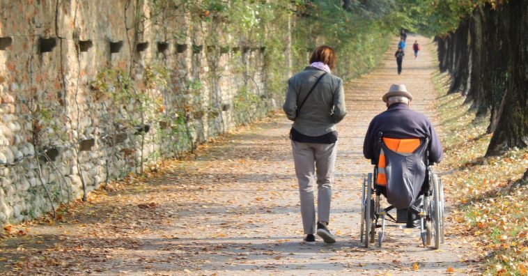 Badanti e baby sitter, firmato il rinnovo del contratto: aumenti pari a 100 euro