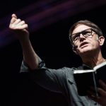 Quién es Andrés Palau, el pastor que encabeza un festival en el Monumento a la Bandera