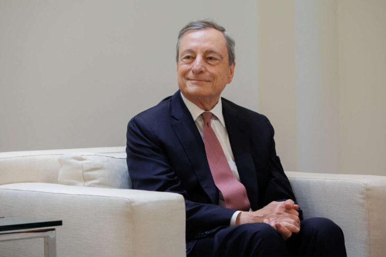Draghi, defensor de la inversión privada europea en un foro con Reynés (Naturgy) y Alberto Nadal (PP)
