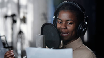 How to Become a Voice Actor in 2025