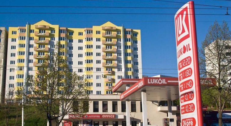 Bulgaria toma el control de los activos de la petrolera rusa Lukoil en su territorio