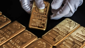 ‎Gold futures slip, set for weekly gains