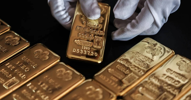 ‎Gold futures slip, set for weekly gains