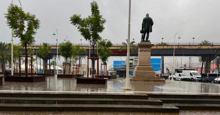 Maltempo a Genova, tromba d’aria e fiumi in piena. Un muraglione crolla sulle auto. Allerta in Toscana