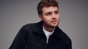 Jennifer Aniston, Max Greenfield Help Alex Warren Announce Arena Tour