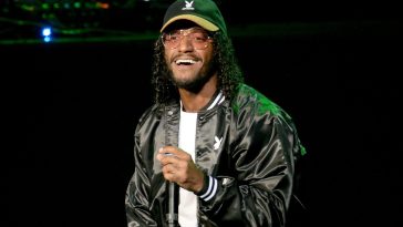 Gravity Check?! The Internet Can’t Stop Laughing After Lloyd Takes Unexpected Stage Tumble (VIDEO)