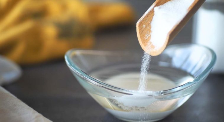 El método del cuenco de bicarbonato en la nevera: el truco de los expertos en limpieza del hogar que todo el mundo debería probar