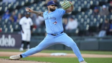 Alek Manoah leaves for Los Angeles