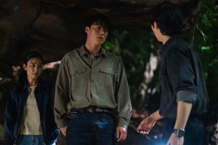 Jang Ki Yong Refuses To Let Go Of Ahn Eun Jin’s Hand Even In Front Of Kim Mu Jun In “Dynamite Kiss”