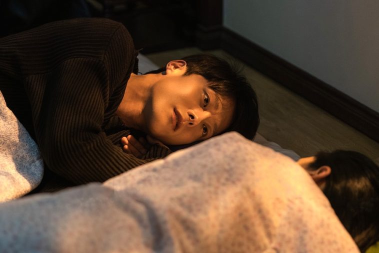 Jang Ki Yong Observes A Sleeping Ahn Eun Jin With Tender Eyes In “Dynamite Kiss”