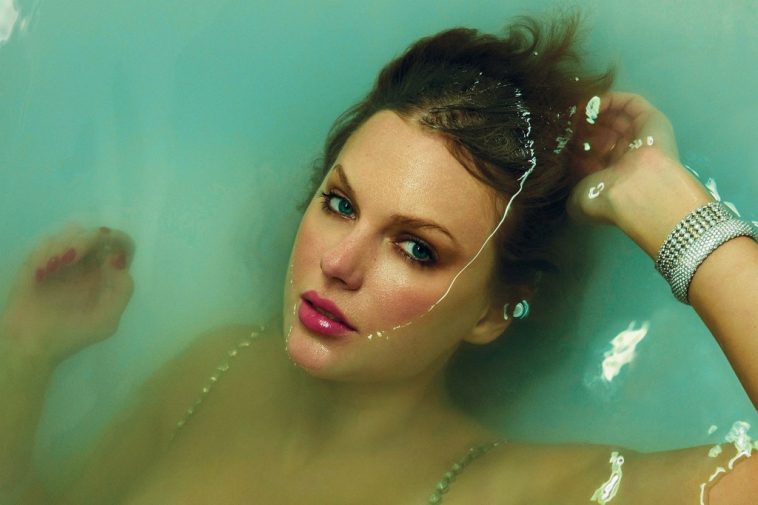 Taylor Swift’s ‘The Life of a Showgirl’ Returns to No. 1 for Eighth Week Atop Billboard 200